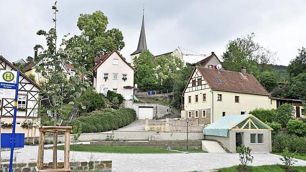 Der noch nicht ganz fertiggestellte Dorfplatz in Altershausen sollte der Rahmen für die Festlichkeiten zur 900-Jahr-Feier sein. Die Zweckgemeinschaft Altershausen plant, im nächsten Jahr das Jubiläumswochenende nachzuholen und mit 900 + 1 Jahren ein Fest zu veranstalten.  Fotos: sn