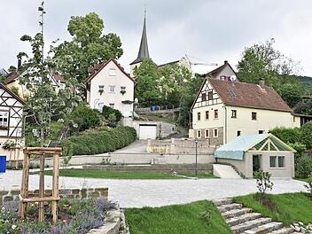 Der noch nicht ganz fertiggestellte Dorfplatz in Altershausen sollte der Rahmen für die Festlichkeiten zur 900-Jahr-Feier sein. Die Zweckgemeinschaft Altershausen plant, im nächsten Jahr das Jubiläumswochenende nachzuholen und mit 900 + 1 Jahren ein Fest zu veranstalten.  Fotos: sn