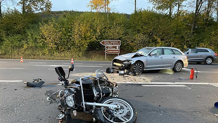 Autofahrer übersieht Motorrad beim Abbiegen