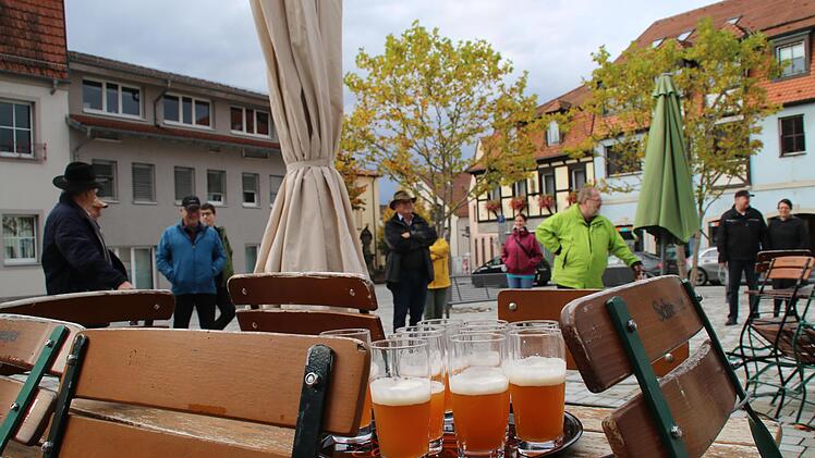 Zum ersten Mal hat Sebastian Voll im vergangenen Jahr eine Bierwanderung durch Hammelburg angeboten. Unter anderem auf dem Viehmarkt gab es Gerstensaft. Für heuer ist eine Wiederholung geplant. Foto: Hilmar Ruppert/Archiv