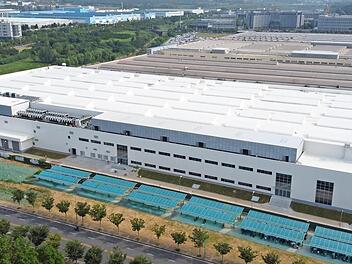 Um 22 000 Quadratmeter erweitert Schaeffler die Fertigung von Großlagern in China.