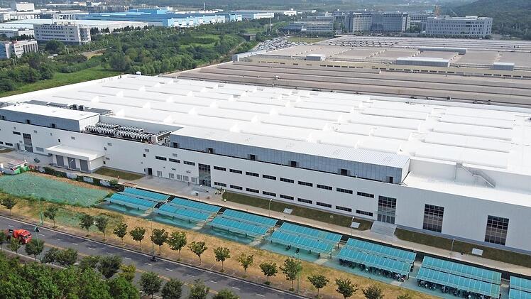 Um 22 000 Quadratmeter erweitert Schaeffler die Fertigung von Großlagern in China.
