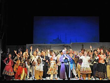 Farbenprächtiger Schlusschor: Orientalisches Ambiente zitiert das Finale im "Barbier von Bagdad". Die komische Oper von Peter Cornelius feierte freundlich aufgenommene Premiere in Coburg. Foto: Andrea Kremper