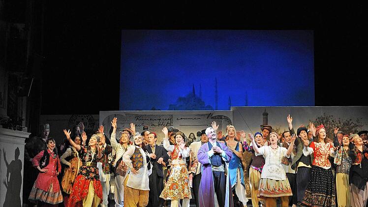 Farbenprächtiger Schlusschor: Orientalisches Ambiente zitiert das Finale im "Barbier von Bagdad". Die komische Oper von Peter Cornelius feierte freundlich aufgenommene Premiere in Coburg. Foto: Andrea Kremper
