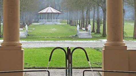 Blick vom Brunnenbau auf den bisherigen Endpunkt der Allee, den Pavillon, der nun verschrottet wird. Foto: Mäuser