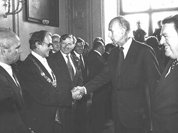 In Forchheim so gern daheim wie in der großen Welt: Karlheinz von Traitteur mit Amtskette auf einem Staatsempfang mit dem französischen Präsidenten Valery Giscard d'Estaing und dem Bayerischen Ministerpräsidenten Franz Josef Strauß.  Fotos: privat