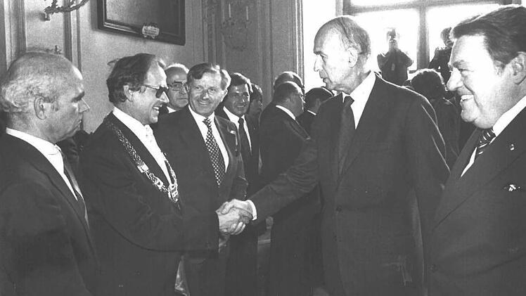 In Forchheim so gern daheim wie in der großen Welt: Karlheinz von Traitteur mit Amtskette auf einem Staatsempfang mit dem französischen Präsidenten Valery Giscard d'Estaing und dem Bayerischen Ministerpräsidenten Franz Josef Strauß.  Fotos: privat