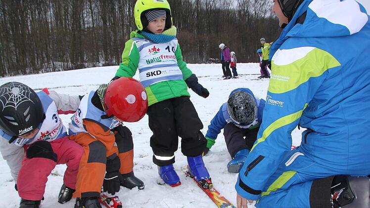 Natürlich muss der Ski gut sitzen, Jürgen Paul überprüft die Bindungen. Foto: Matthias Einwag
