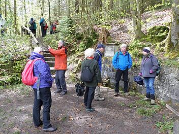 Die Wandergruppe macht Halt am Friedleinsbrunnen bei ihrer Wanderung in der Fränkischen Schweiz. Der Thüringerwald-Verein beschränkt seine Touren nicht nur auf das Coburger Land.   Foto: Friedhold Göhring