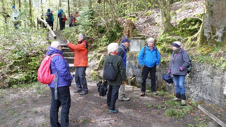 Die Wandergruppe macht Halt am Friedleinsbrunnen bei ihrer Wanderung in der Fränkischen Schweiz. Der Thüringerwald-Verein beschränkt seine Touren nicht nur auf das Coburger Land.   Foto: Friedhold Göhring