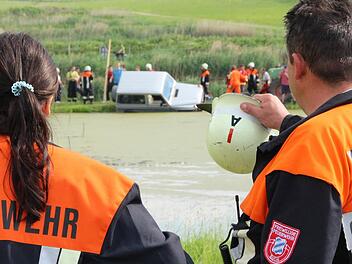 Zwischen Buch und Krausenbechhofen ist es am Montagnachmittag zu einem Rettungseinsatz der Feuerwehren Buch, Gremsdorf und Höchstadt gekommen. Ein 89-Jähriger war mit seinem Jeep in einen Weiher gerutscht. Foto: Christian Bauriedel