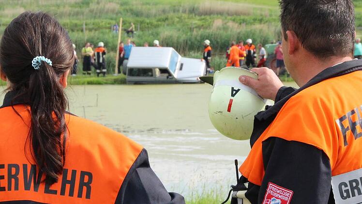 Zwischen Buch und Krausenbechhofen ist es am Montagnachmittag zu einem Rettungseinsatz der Feuerwehren Buch, Gremsdorf und Höchstadt gekommen. Ein 89-Jähriger war mit seinem Jeep in einen Weiher gerutscht. Foto: Christian Bauriedel