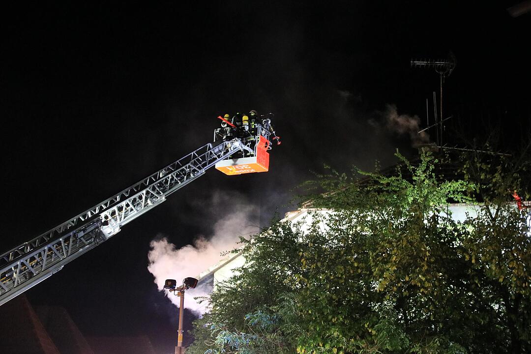 Dachstuhl in Flammen - Großeinsatz für Feuerwehr