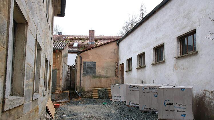 Das unansehnliche Nachbargebäude (rechts) soll hinter einer Holzwand verschwinden.Foto: Katrin Geyer