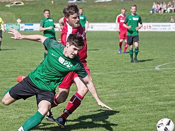 Johannes Rebhan (grünes Trikot) will mit dem TSV Neukenroth in Seibelsdorf einen Dreier im Kampf um Platz 2 holen, während der Konkurrent aus Steinwiesen beim FC Hirschfeld mit Julian Fröba antritt.  Foto: Heinrich Weiß