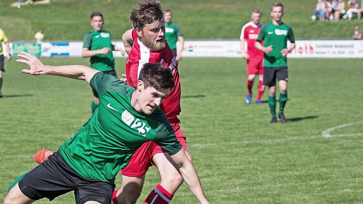 Johannes Rebhan (grünes Trikot) will mit dem TSV Neukenroth in Seibelsdorf einen Dreier im Kampf um Platz 2 holen, während der Konkurrent aus Steinwiesen beim FC Hirschfeld mit Julian Fröba antritt.  Foto: Heinrich Weiß