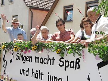 Die Singgemeinschaft Pretzfeld zeigt auch bei Festzügen, wie wichtig sie den gemeinsamen Gesang hält. Foto: privat