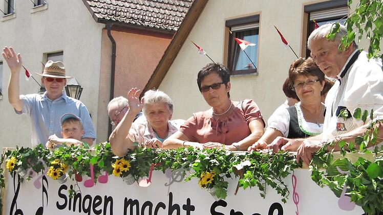 Die Singgemeinschaft Pretzfeld zeigt auch bei Festzügen, wie wichtig sie den gemeinsamen Gesang hält. Foto: privat