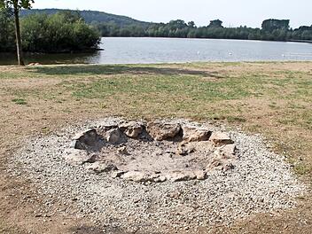 Eine Anfrage aus dem Gemeinderat betraf die Feuerstellen am Rudufersee. Davon gibt es fünf. Foto: Gerda Völk