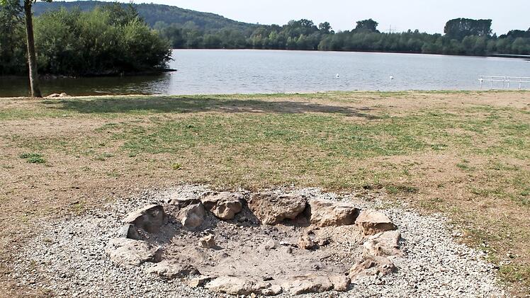 Eine Anfrage aus dem Gemeinderat betraf die Feuerstellen am Rudufersee. Davon gibt es fünf. Foto: Gerda Völk