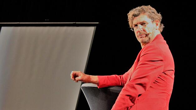 Kann sich erfolgreich unter Wasser halten: Kabarettist Bernd Regenauer beim Auftritt in Bad Kissingen. Foto: Werner Vogel