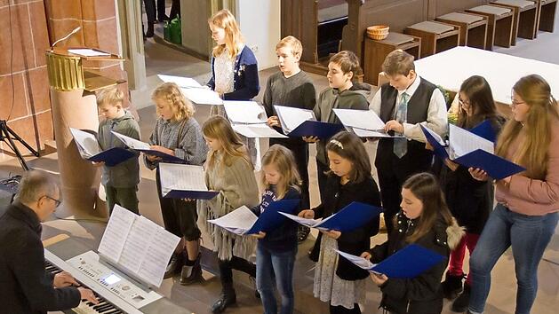 Der Jugendchor sang besinnliche Lieder in der Kirche.  Foto: Jule M&uuml;ller