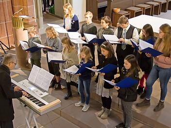 Der Jugendchor sang besinnliche Lieder in der Kirche.  Foto: Jule Müller