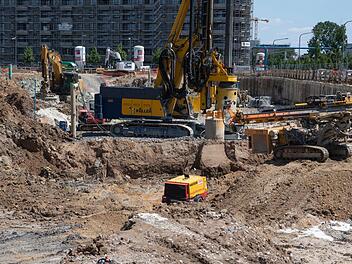 Bei Bauarbeiten wurde in Frankfurt am Main (Hessen) eine US-Fliegerbombe aus dem zweiten Weltkrieg gefunden. Foto: Boris Roessler/dpa