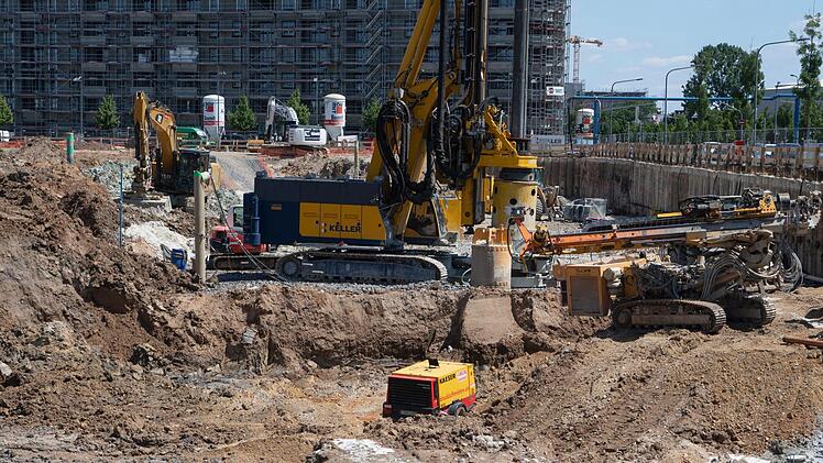 Bei Bauarbeiten wurde in Frankfurt am Main (Hessen) eine US-Fliegerbombe aus dem zweiten Weltkrieg gefunden. Foto: Boris Roessler/dpa