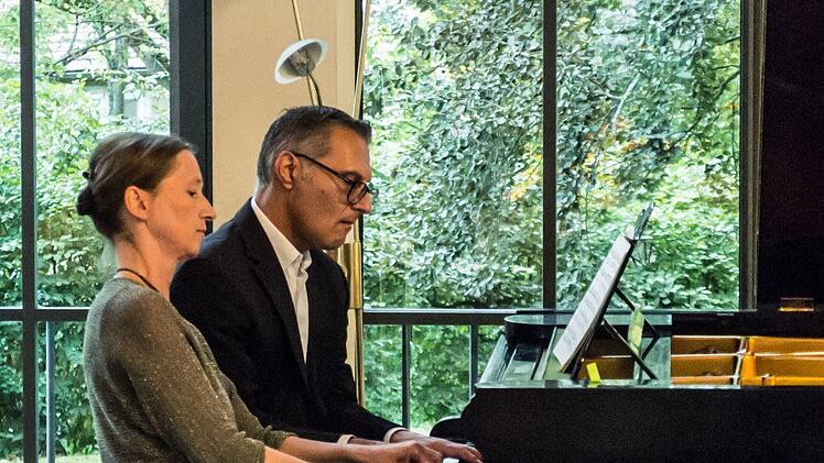 Anne-Kathrein Jordan und Antonio Grimaldi beeindruckten bei der Coburger Schubertiade mit vierhändigem Klavierspiel.Foto: Jochen Berger