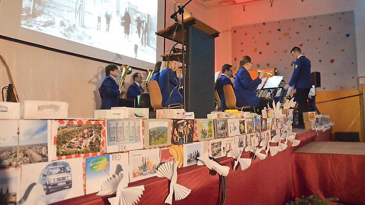 Noch einmal eine Mauer - diesmal aber gebastelt von den Schülern der Gemeinschaftsschule Johann Wolfgang von Goethe aus Erinnerungsstücken zum Ende der Teilung. Fotos: Rainer Lutz
