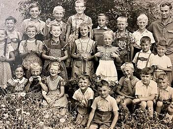 Die Schüler der Limbacher Schule im Jahr 1959 mit Lehrer Fritz Bausewein Foto: privat