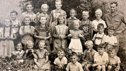 Die Schüler der Limbacher Schule im Jahr 1959 mit Lehrer Fritz Bausewein Foto: privat