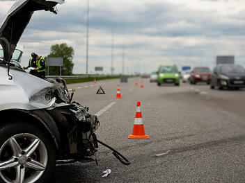 Unfall auf A73 bei Forchheim: 18-Jähriger prallt mehrfach gegen Schutzplanken