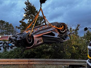 Sportwagen überschlägt sich mit überhöhter Geschwindigkeit: Fahrer stirbt noch an der Unfallstelle Sportwagen überschlägt sich mit überhöhter Geschwindigkeit: Fahrer stirbt noch an der Unfallstelle