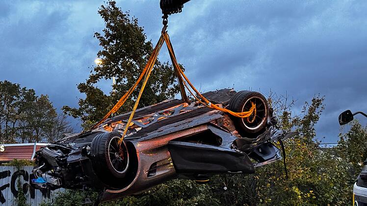 Sportwagen überschlägt sich mit überhöhter Geschwindigkeit: Fahrer stirbt noch an der Unfallstelle