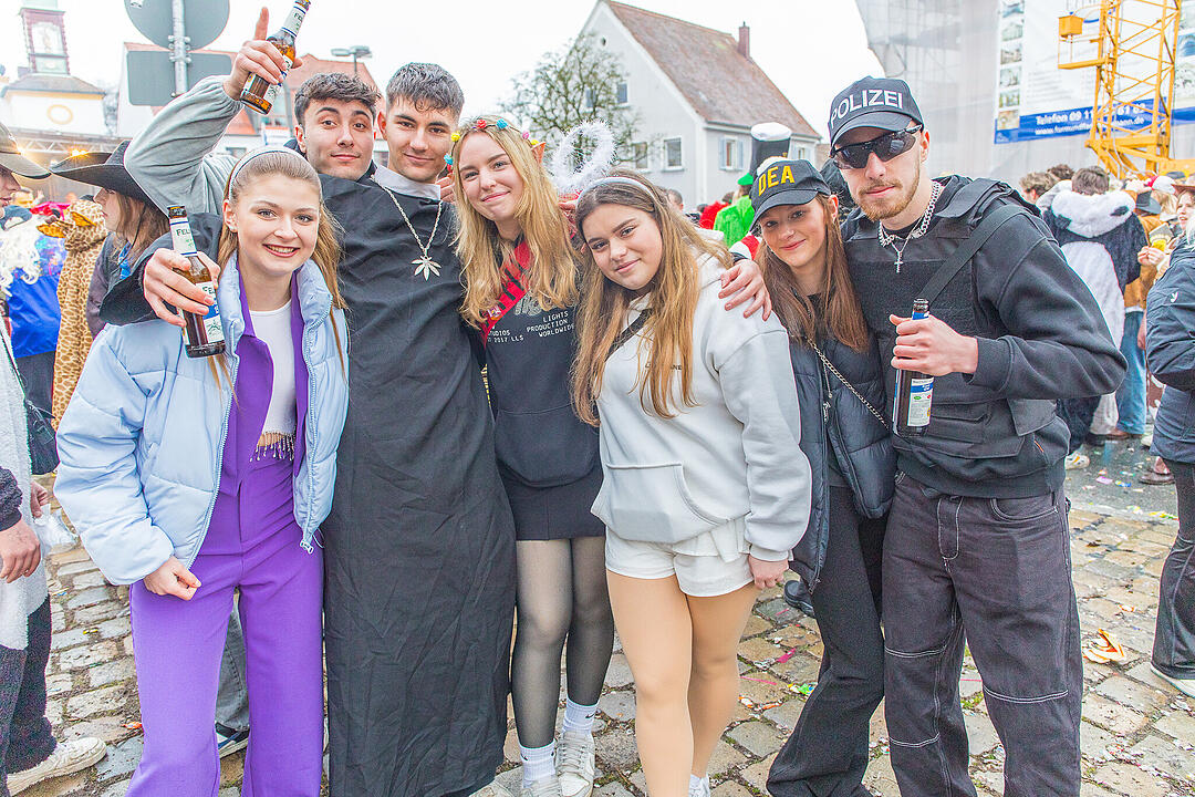Buntes Faschingstreiben begeistert groß und klein.