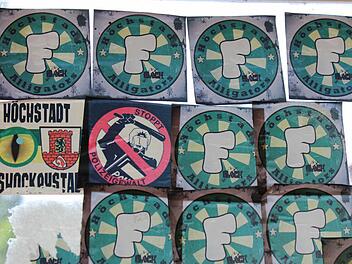 Die Fanatics waren hier. Buswartehäuschen in Etzelskirchen sind mit ihren Aufklebern ebenso verziert wie Verkehrsschilder und Straßenleitpfosten. Foto: Andreas Dorsch