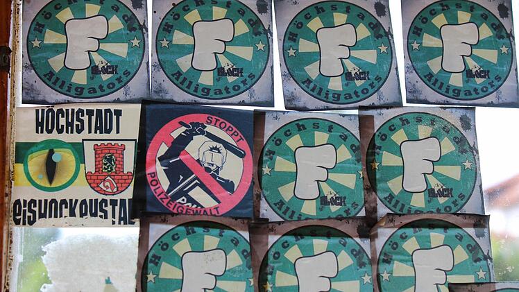 Die Fanatics waren hier. Buswartehäuschen in Etzelskirchen sind mit ihren Aufklebern ebenso verziert wie Verkehrsschilder und Straßenleitpfosten. Foto: Andreas Dorsch