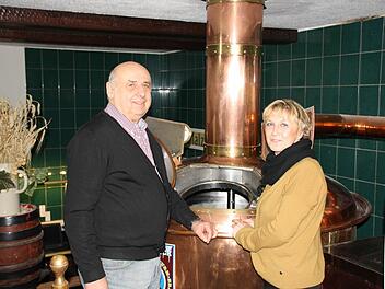 Die beiden Geschäftsführer Heribert Wachtl und Barbara Apfelbacher haben die Gaststätte 1999 gekauft und um die Erlebnis-Brauerei erweitert, jetzt wollen sie erneut investieren. Foto: Ralf Ruppert