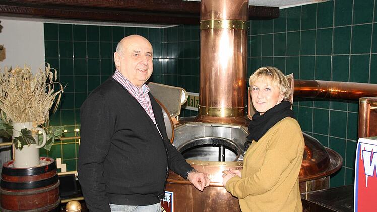 Die beiden Geschäftsführer Heribert Wachtl und Barbara Apfelbacher haben die Gaststätte 1999 gekauft und um die Erlebnis-Brauerei erweitert, jetzt wollen sie erneut investieren. Foto: Ralf Ruppert