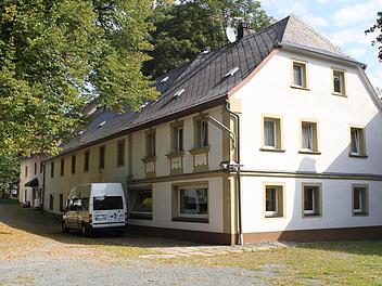 Einst Spieglglas-Schleiferei, später Gasthaus und bald Asylbewerberheim: Der Puchtlerhof in Warmensteinach hat eine bewegte Geschichte hinter sich. 2008 plante die NPD den Kauf des Anwesens. Foto: Jochen Nützel