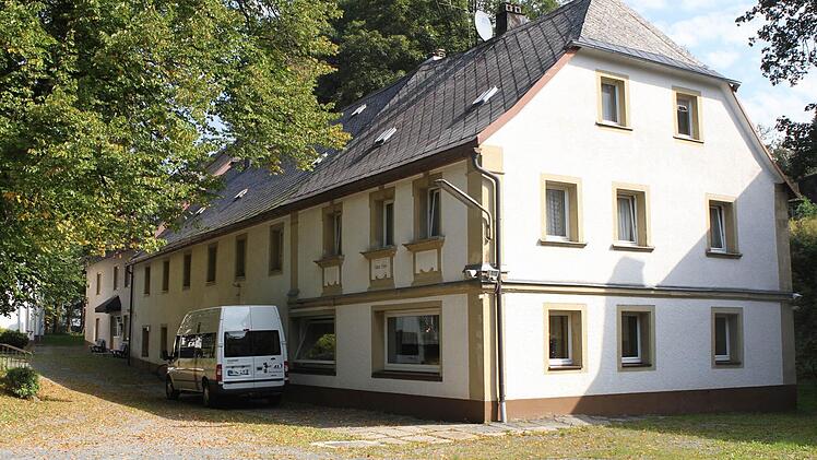 Einst Spieglglas-Schleiferei, später Gasthaus und bald Asylbewerberheim: Der Puchtlerhof in Warmensteinach hat eine bewegte Geschichte hinter sich. 2008 plante die NPD den Kauf des Anwesens. Foto: Jochen Nützel
