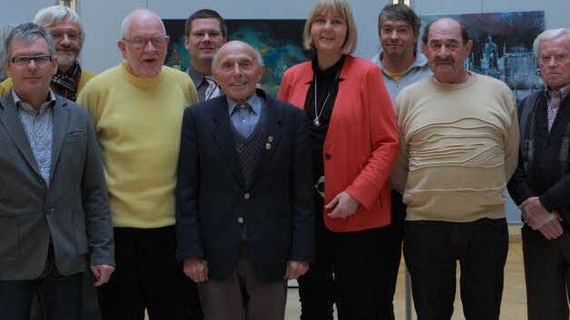 Thomas Hegen (Vierter von links) und Bürgermeisterin Birgit Weber ehrten verdiente Feldgeschworene (von links): Harro Erdmann, Werner Hauck, Harald Herr, Siegfried Geuß und Otto Riedl.Foto: Katja Nauer