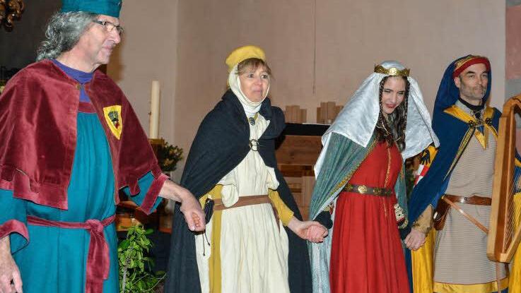 Werner Vogel (von links), Catherine Vogel (als Beatrix), Bea Schädlich (als Gundhildis), Minnesänger Knud Seckel (als Otto von der Bodenlauben) Foto: Björn Hein