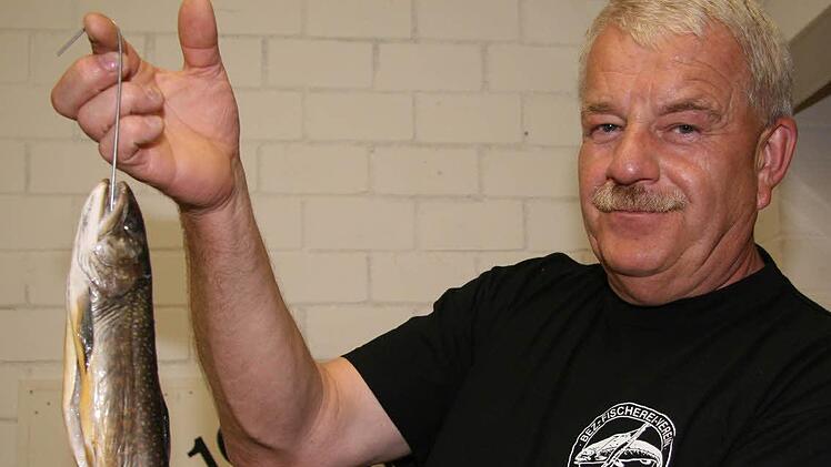 Gewässerwart Gerd Suske in glücklichen Tagen: Beim Königsfischen holte er Saiblinge, Hechte, Karpfen aus dem Oberauhof - doch in diesem Jahr hat der Bezirksfischereiverein das Königsfischen abgesagt.  Foto: Sonja Adam