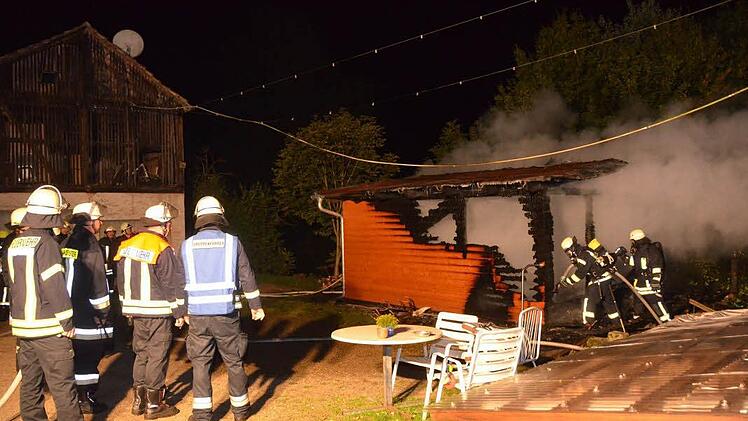 Zum Brand eines Gartenhäuschens in Bad Kissingen ist die Feuerwehr in der Nacht zum Donnerstag ausgerückt. Foto: Peter Rauch