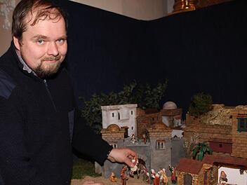 Mehr als tausend Stunden Arbeit hat Mesner Andreas Kremer in die Passionskrippe investiert. Jeden Sonntag soll eine neue Szene hinzugefügt werden, erklärt. Und er immer noch neue Ideen. Fotos: Sonja Adam