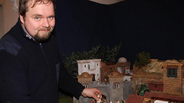 Mehr als tausend Stunden Arbeit hat Mesner Andreas Kremer in die Passionskrippe investiert. Jeden Sonntag soll eine neue Szene hinzugefügt werden, erklärt. Und er immer noch neue Ideen. Fotos: Sonja Adam