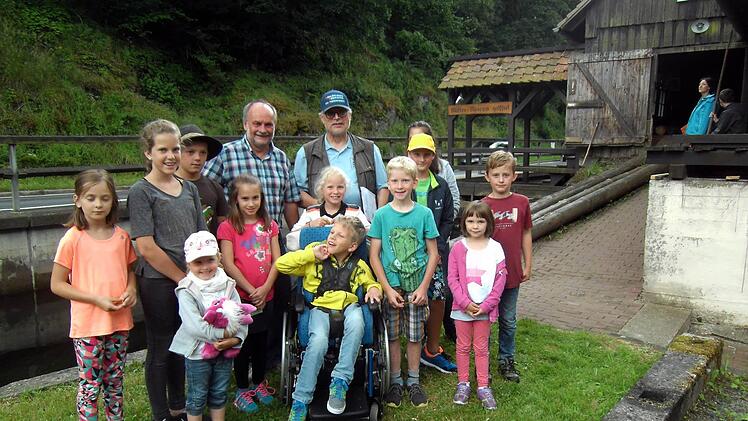 Zusammen mit Vorsitzenden Michael Kestel (mit Mütze) und Charly Heppt sowie dem Sieger Linus Groh (Mitte gelbe Jacke) stellten sich die teilnehmenden Kinder der "Blöchlatrift" zu einem Erinnerungsbild.  Foto: Susanne Deuerling